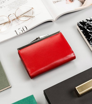 Skórzany portfel damski z systemem RFID zapinany na bigiel