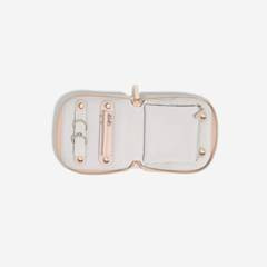 Pudełko podróżne na biżuterię z miejscem na pierścionki Stackers małe różowe