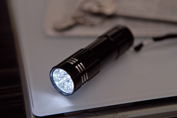 Latarka LED POWERFUL, czarny