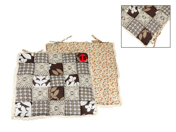 Poduszka na krzesełko - motyw kwadracików z koronką