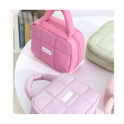 Kosmetyczka damska pikowana kuferek z rączką 18,5 x 12,5 x 13cm KS139R