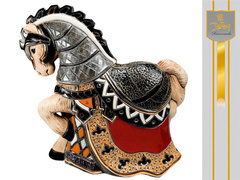 Koń Bajeczna figurka przedstawiająca dostojnie kroczącego konia turniejowego