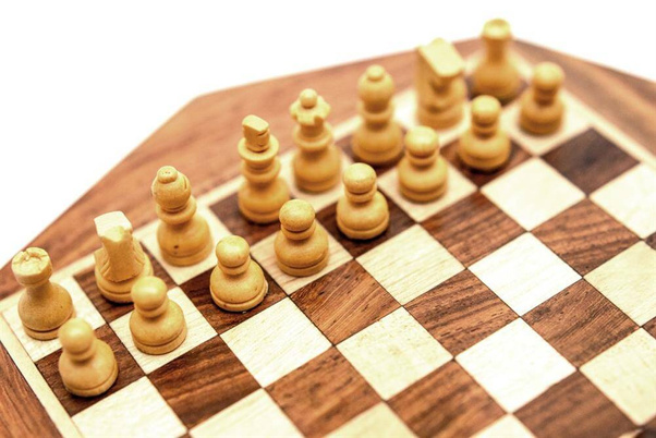 Szachy magnetyczne w ośmiokątnym pudełku drewnianym G236