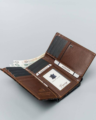 Skórzany portfel damski z biglem zdobiony motywem wężowej skóry