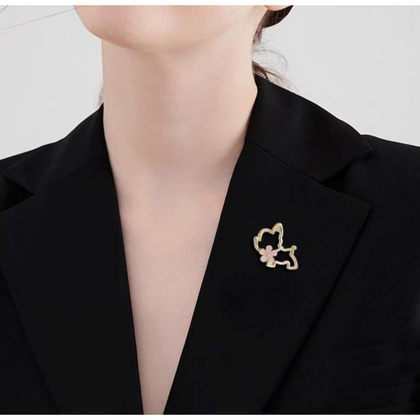 Broszka ozdobna emaliowana - piesek z kwiatkiem BZ210