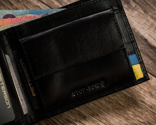 Skórzany portfel męski w orientacji poziomej z systemem rfid