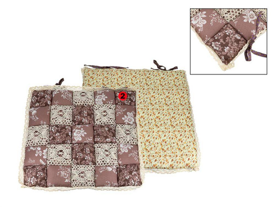 Poduszka na krzesełko - motyw kwadracików z koronką