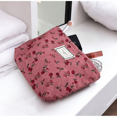 Kosmetyczka jednokomorowa różowa w czerwone kwiatuszki 25 x 5 x18 cm KS118