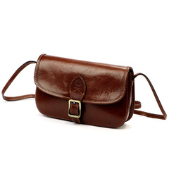 Mała listonoszka na pasku, noszona przez ramię, skóra naturalna