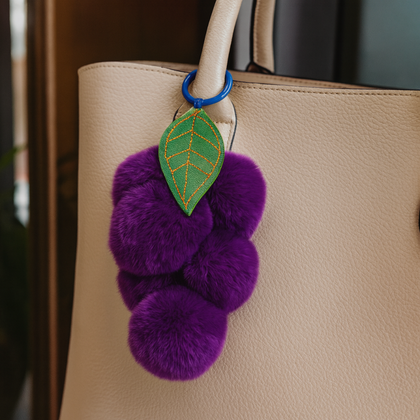Brelok do kluczy puchate winogrono, pompony fiolet BRL351