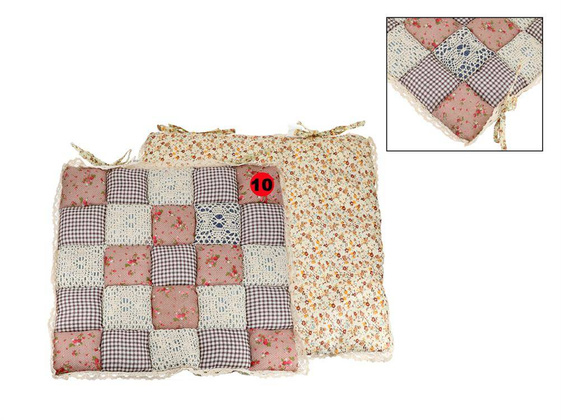 Poduszka na krzesełko - motyw kwadracików z koronką