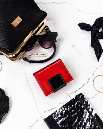 Kompaktowy portfel damski z lakierowanej skory naturalnej