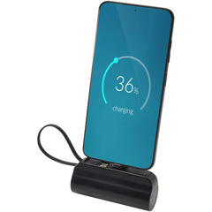 Alnair powerbank o pojemności 5000 mAh i mocy 10 W, wykonany z tworzyw sztucznych pochodzących z recyklingu, z wbudowaną podstawką i kablem 2 w 1