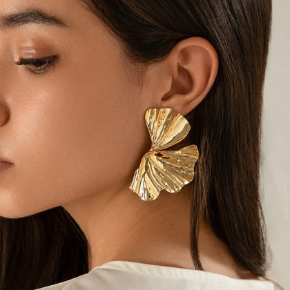 Kolczyki wiszące, efektowne złote blaszki liście miłorzębu K1722