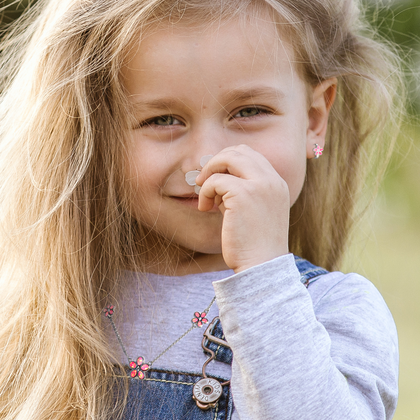 MINET Naszyjnik srebrny KWIATY z granatowymi opalami