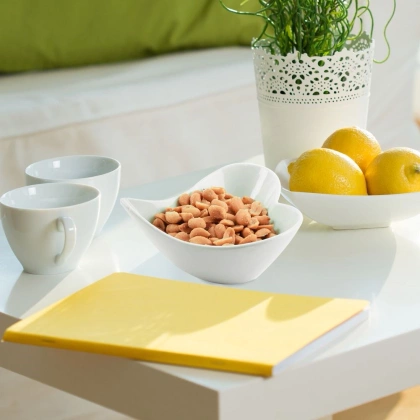 Miseczka miska porcelanowa na przekąski sosy orzeszki serce biała 13x11 cm