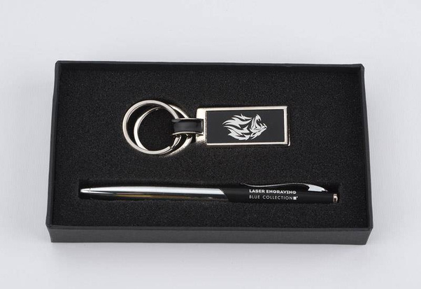 Zestaw upominkowy PHIL składający się z breloka i długopisu