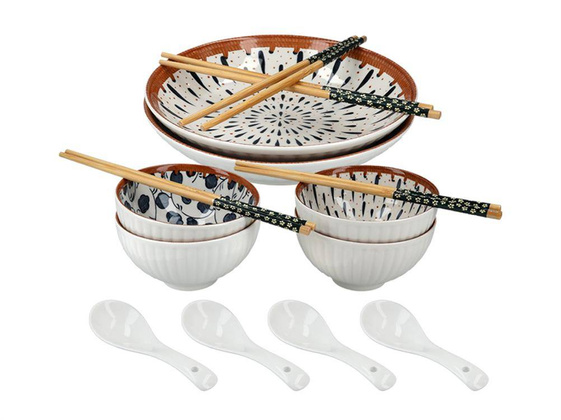 Kpl. 4 miseczek z łyżeczkami + 2 talerze +pałeczki