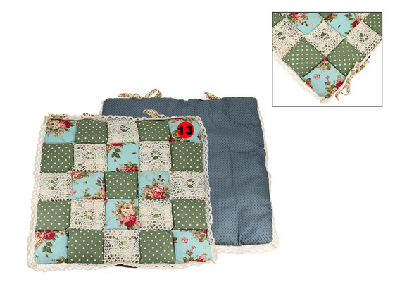 Poduszka na krzesełko - motyw kwadracików z koronką