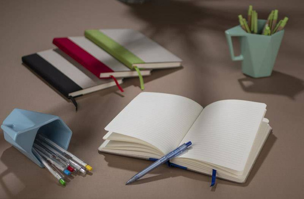 Notes KLAPP zawiera 96 kartek w linie Czerwony