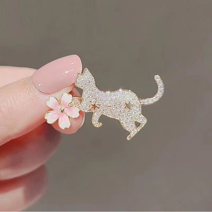 Broszka ozdobna emaliowana - kotek z kwiatkiem BZ211