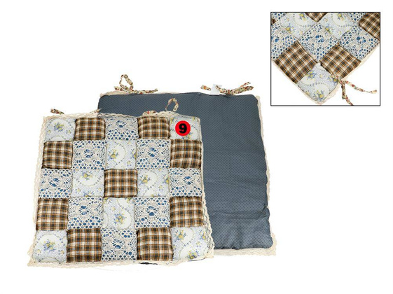 Poduszka na krzesełko - motyw kwadracików z koronką