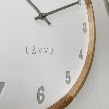 LAVVU Jasny drewniany biały zegar ścienny FADE