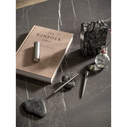 ELLA. Zestaw długopisu i pióra kulkowego z korpusem ze stali nierdzewnej (53% rSS) i klipsem