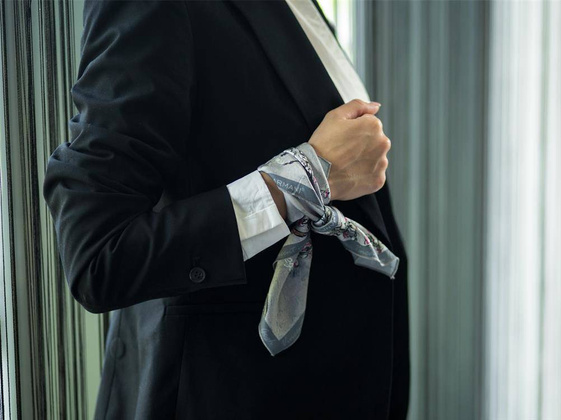 Apaszka - V. van Gogh, Kwitnący Migdałowiec, srebrna (CARMANI)