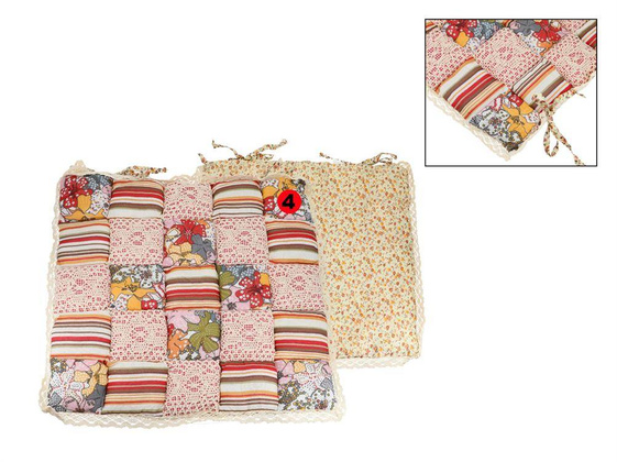 Poduszka na krzesełko - motyw kwadracików z koronką