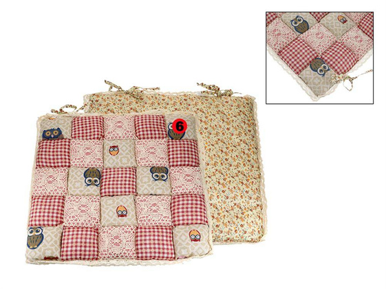 Poduszka na krzesełko - motyw kwadracików z koronką