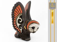 Bajeczna figurka przedstawiająca dumną sowę.