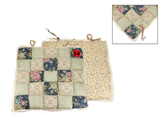 Poduszka na krzesełko - motyw kwadracików z koronką