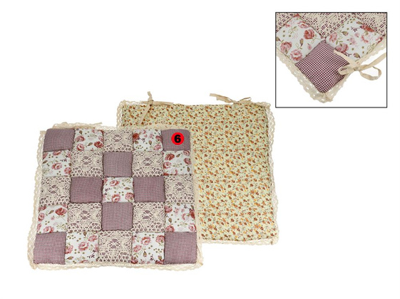 Poduszka na krzesełko - motyw kwadracików z koronką