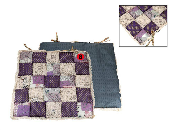 Poduszka na krzesełko - motyw kwadracików z koronką