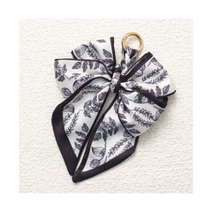 Brelok do kluczy elegancki wzór kwiatowy kokarda BRL372