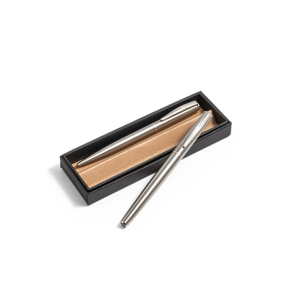 ELLA. Zestaw długopisu i pióra kulkowego z korpusem ze stali nierdzewnej (53% rSS) i klipsem