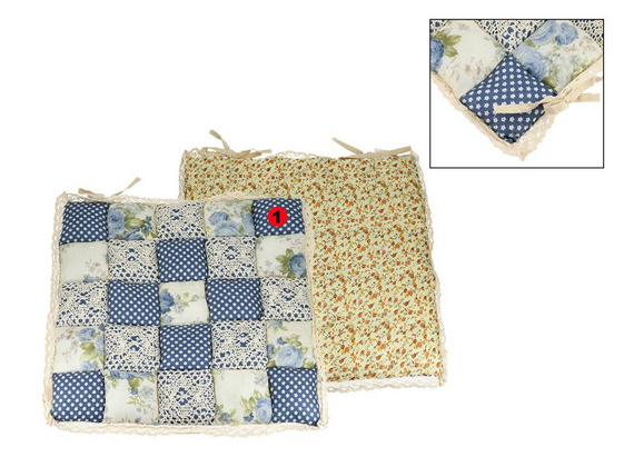 Poduszka na krzesełko - motyw kwadracików z koronką