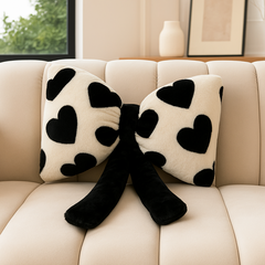 Puchata poduszka dekoracyjna, duża kokarda w serca, 40 x 50 cm PDS24