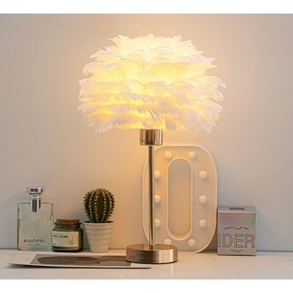 Elegancka lampa nocna stołowa z kloszem z białych piór ściemniacz 3 kolory świecenia na komode USB OZD12