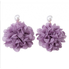 Kolczyki wiszące, efektowne tiulowe kwiat z perła, sztyft fiolet K1709