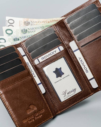 Skórzany portfel damski z biglem zdobiony motywem wężowej skóry