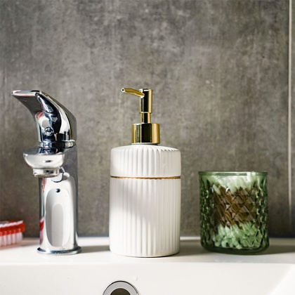 Pojemnik do mydła płynu do naczyń dozownik na mydło płyn ceramiczny biały złoty 400 ml