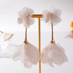 Kolczyki wiszące, efektowne tiulowe kwiat, pudrowy róż K1704