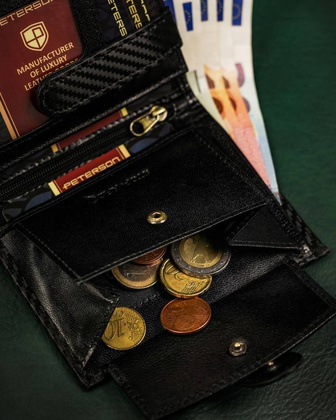 Skórzany portfel męski w orientacji pionowej zamykany na zatrzask