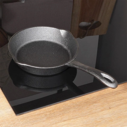 Patelnia żeliwna okrągła talerz żeliwny 16 cm