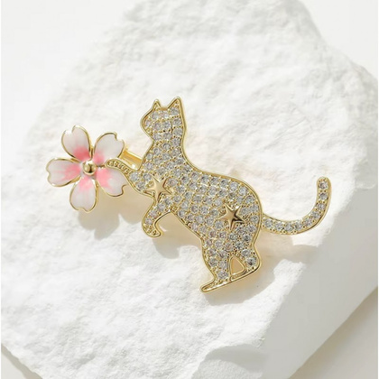 Broszka ozdobna emaliowana - kotek z kwiatkiem BZ211