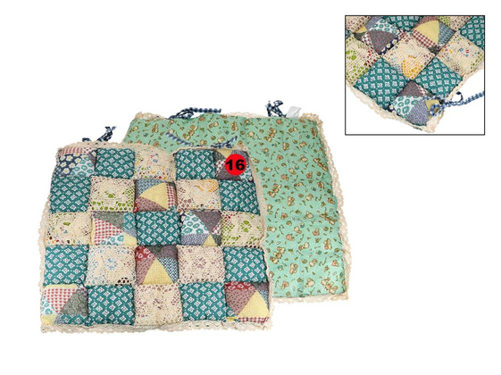 Poduszka na krzesełko - motyw kwadracików z koronką