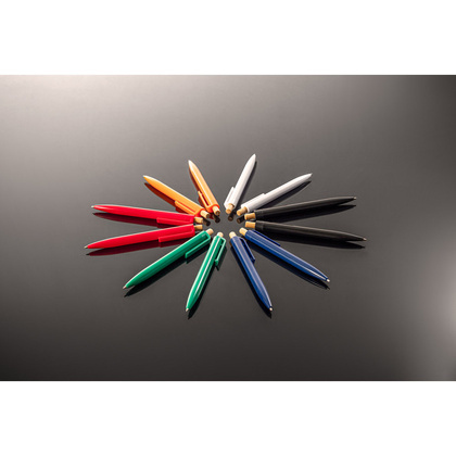 ZARA. Długopis z recyklingowanego ABS  z bambusową przycisk