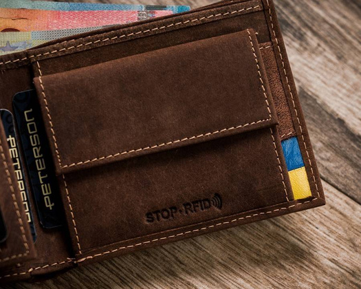 Skórzany portfel męski w orientacji poziomej z systemem rfid